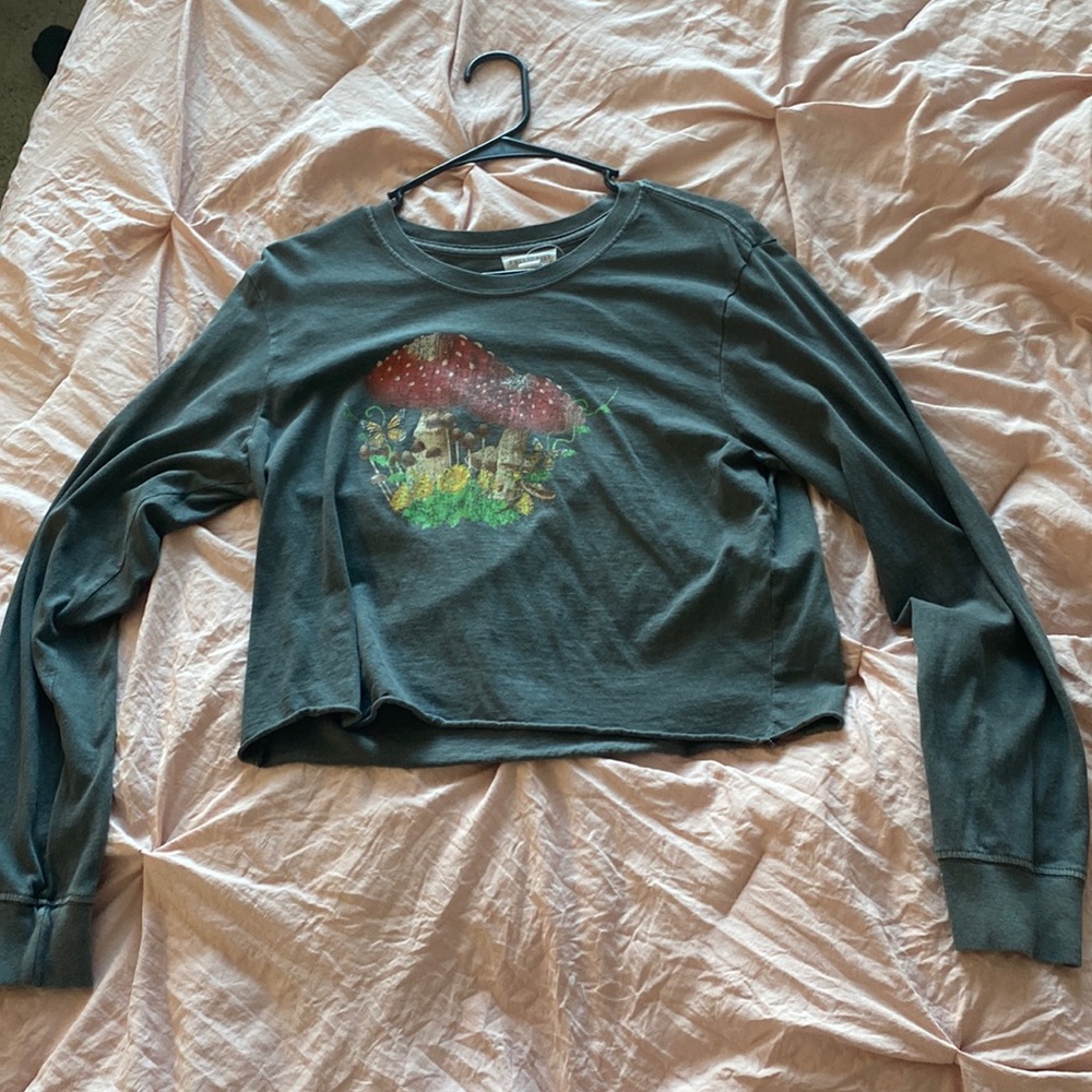 Long sleeve cropped mushroom tee